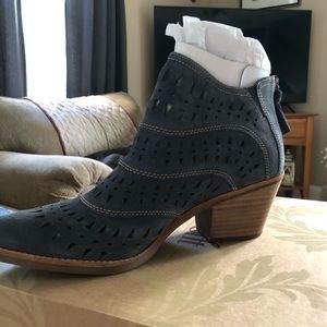 Sofft boots in denim blue suede